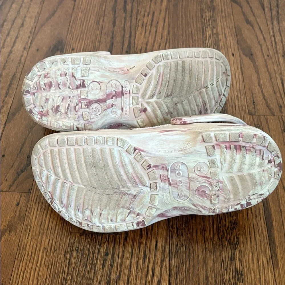 Crocs classic marbled clog in Quartz / Multi